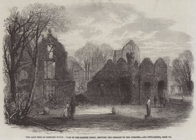 Il recente incendio a Campden House, vista del fronte del giardino, mostrando i resti del teatro da Edmund Morison Wimperis