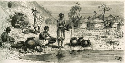 Donne nel villaggio di Koumakhana lavano l