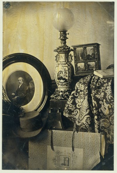Natura morta con ritratto fotografico di Asser, stereoscopio e portfolio da Eduard Isaac Asser