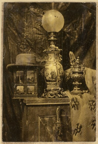 Natura morta con stereoscopio, cappello, vaso cinese, coppa d