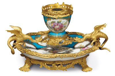 Un calamaio in stile Sèvres di Guglielmo IV, porcellana probabilmente del XVIII secolo, bronzo dorato c.1835-40 da Edward Holmes Baldock
