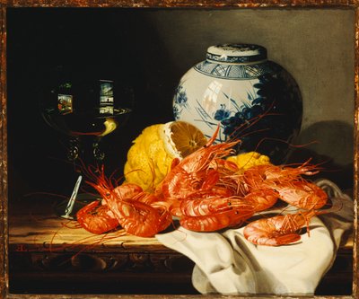 Gamberetti, un limone sbucciato, un bicchiere di vino e un vaso di zenzero blu e bianco su un tavolo drappeggiato da Edward Ladell