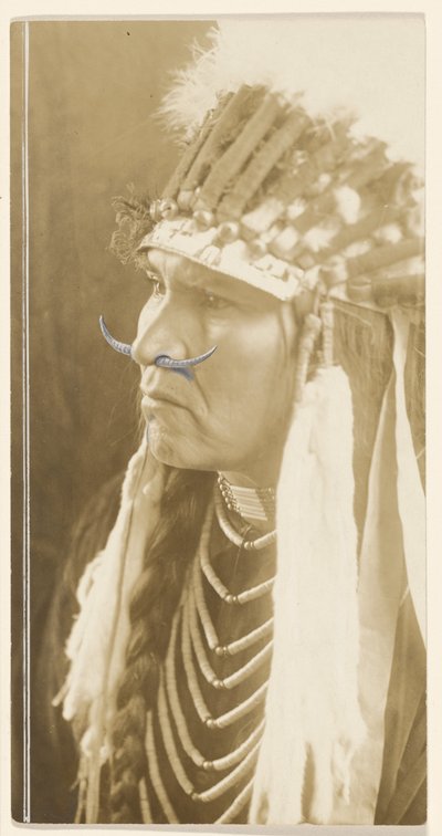 [Un naso forato] da Edward S. Curtis