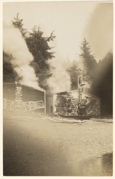 [Mentre le fiamme luride salivano più in alto, dipingevano di cremisi il mare che lambiva i piedi di una foresta spettrale]. da Edward S. Curtis