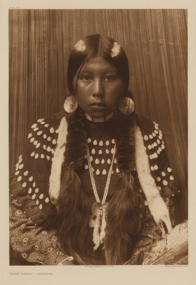 Abito polveroso - Kalispel da Edward S. Curtis