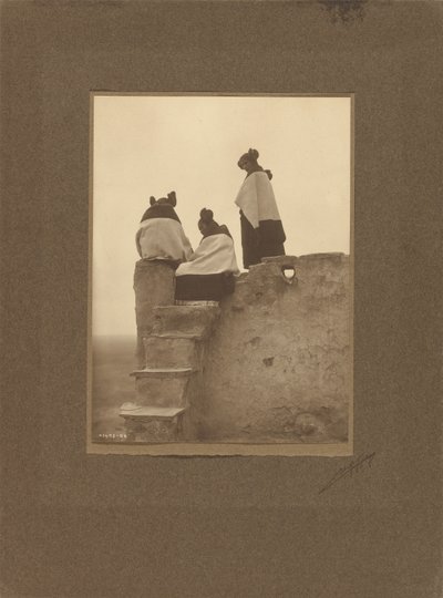 [Hopi, mentre osservano i danzatori] da Edward S. Curtis