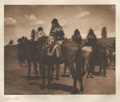 Portfolio I, Plate 25: Jicarilla Women da Edward S. Curtis