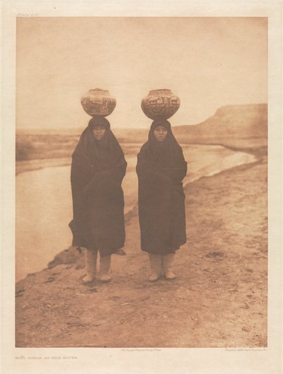 Portfolio XVII, lastra 610: Ragazze Zuñi al fiume da Edward S. Curtis