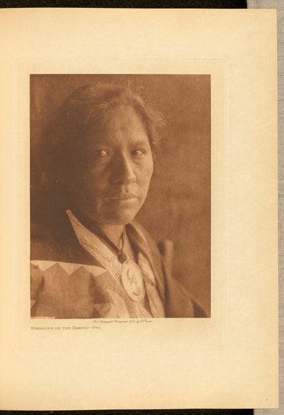 In piedi sulla terra - Oto da Edward S. Curtis