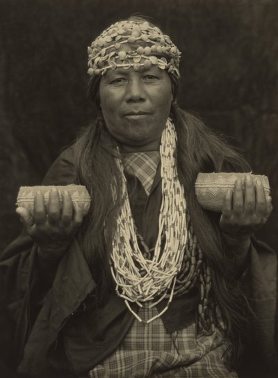 Susie Little - Donna di Medicina Hoopa da Edward S. Curtis