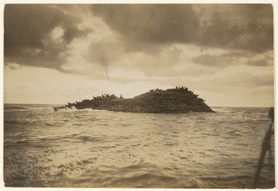 [A isolotti rocciosi, battuti dalle onde, la mia canoa mi ha portato] da Edward S. Curtis