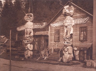 Pali scolpiti a Alert Bay, Columbia Britannica da Edward Sheriff (after) Curtis