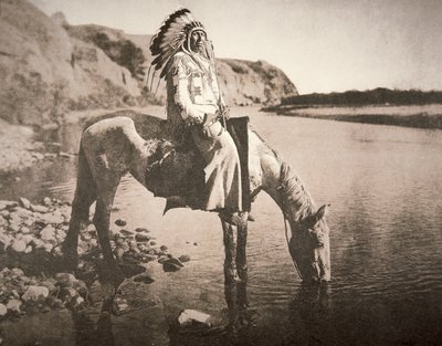 Un capo della tribù dei Piedi Neri, c.1907 (foto in bianco e nero) da Edward Sheriff Curtis