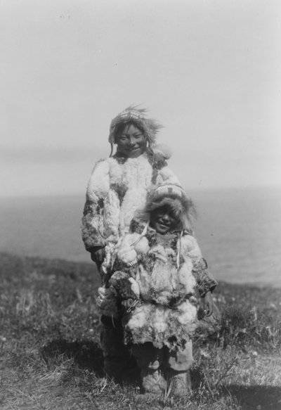 Un bambino e un eschimese più anziano con parka di pelle di anatra, Isola di Nunivak, Alaska, c.1929 da Edward Sheriff Curtis