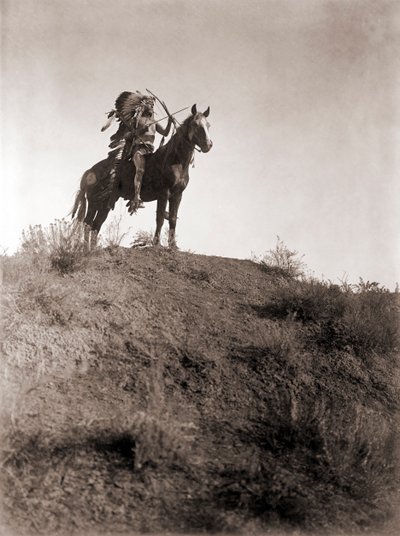 Guerriero Absaroke a cavallo di Edward S. Curtis, c.1910 da Edward Sheriff Curtis
