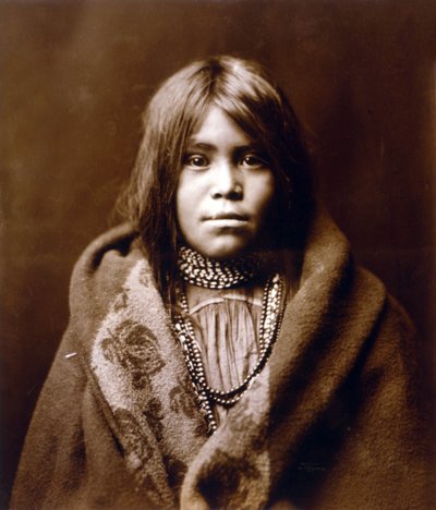 Una ragazza Apache, c. 1903, foto di Edward S. Curtis da Edward Sheriff Curtis