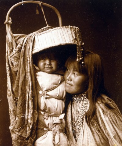 Ragazza Apache e Papoose da Edward Sheriff Curtis