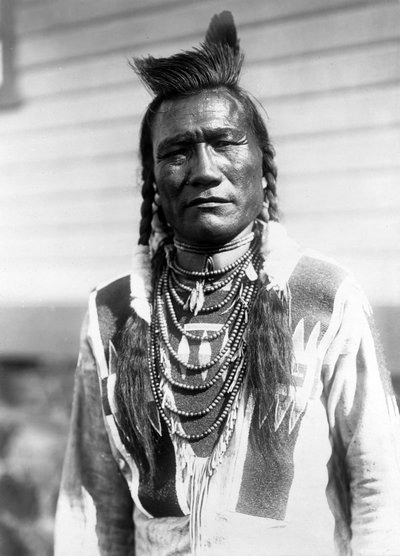 Bird Rattle, uomo indiano, c. 1910, foto Edward S. Curtis da Edward Sheriff Curtis