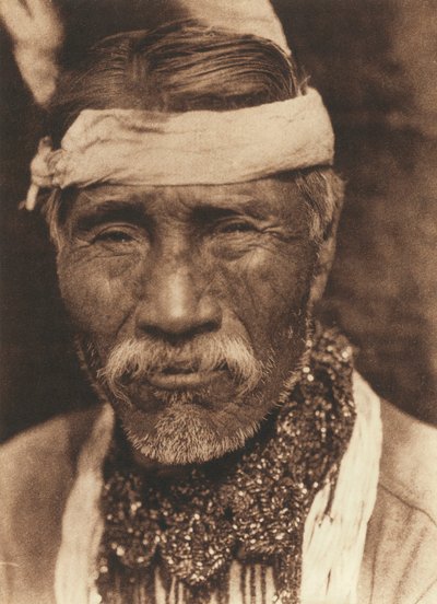 Primo piano di un vecchio indiano nordamericano visto di fronte da Edward Sheriff Curtis