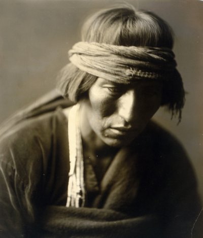 Hastobiga, uomo medicina Navajo da Edward Sheriff Curtis