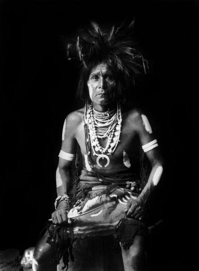 Indiano Hopi, con un Naja al collo, foto di Edward S. Curtis, c. 1921 da Edward Sheriff Curtis