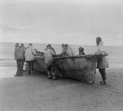 Nativi americani che lanciano una barca per balene a Cape Prince of Wales, Alaska, c.1929 da Edward Sheriff Curtis