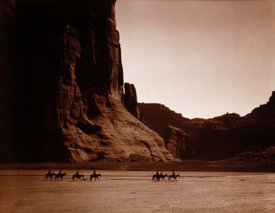 Cavalieri Navajo di Edward S. Curtis, c.1904 (stampa argentata tonificata) da Edward Sheriff Curtis