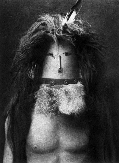 Indiano Navajo vestito come la dea Haschebaad da Edward Sheriff Curtis