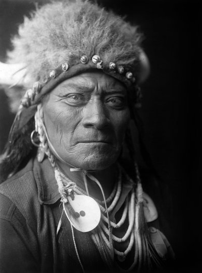 Un Perla Blu, indiano, c. 1908, foto di Edward S. Curtis da Edward Sheriff Curtis