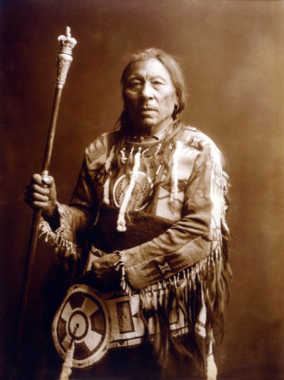 Coniglio in corsa (Aatsista-Mahkan 1833-1911), Indiano Piedi Neri, c. 1900, foto Edward S. Curtis da Edward Sheriff Curtis