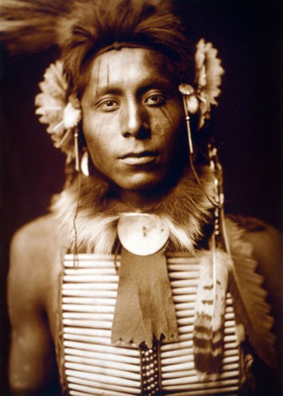 Sitting Eagle, uomo Crow, c. 1905, foto Edward S. Curtis da Edward Sheriff Curtis