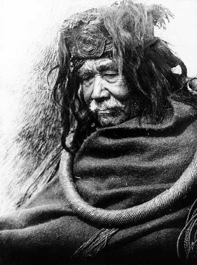 Il Hamatsa, Nakoaktok c. 1910 Ritratto a mezzo busto di uomo Nakoaktok, rivolto a sinistra, con anello cerimoniale di radice di cedro. da Edward Sheriff Curtis
