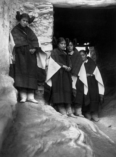 Giovani indiani Hopi nel villaggio di Walpi (Arizona) da Edward Sheriff Curtis