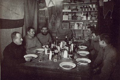 Gli uomini, cena del giorno di metà inverno, Spedizione Antartica Britannica, Cape Evans, 22 giugno 1912 da Edward W. Nelson