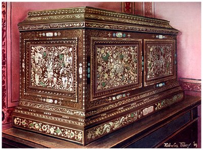 Scrigno di gioielli intarsiato in legno di noce con frontale, lati e top pannellati, 1910 da Edwin Foley