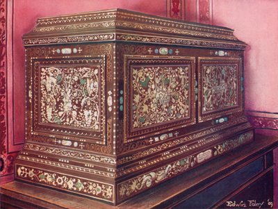 Scrigno di gioielli intarsiato in legno di noce. Fronte, lati e parte superiore pannellati da Edwin John Foley