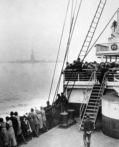 Arrivo degli Immigrati a Ellis Island, New York, foto di Edwin Levick, c. 1905 da Edwin Levick