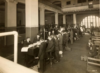 Immigrati registrati nella Sala Principale, Stazione di Immigrazione degli Stati Uniti, 1902-10 da Edwin Levick