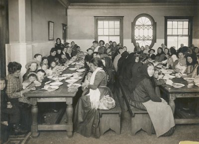 Immigrati serviti con un pasto gratuito a Ellis Island, c.1906 (foto in b/n) da Edwin Levick