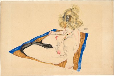 Nudo biondo seduto su un tappeto marrone con bordo blu da Egon Schiele