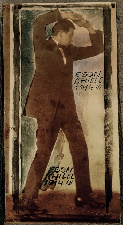 Egon Schiele con le braccia alzate ... (foto) da Egon Schiele