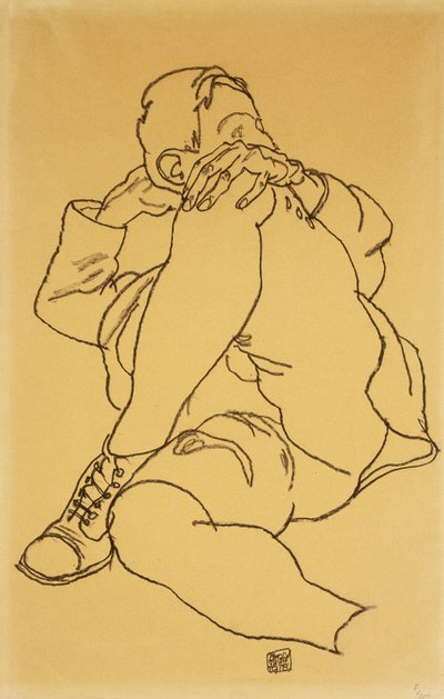 Giovane uomo sdraiato con la testa appoggiata sulla gamba incrociata da Egon Schiele