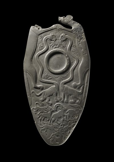 Tavolozza cerimoniale con un serbatoio per macinare il trucco per gli occhi, circondata da animali scolpiti, dal deposito principale, Hierakonpolis, egiziano, c.3000 a.C. da Egyptian