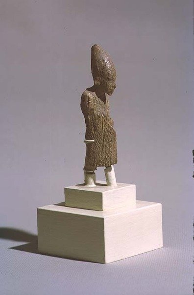 Figura di un re con la corona bianca dell