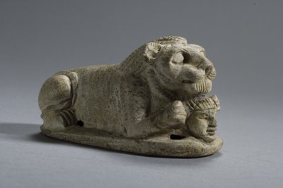 Coperchio di un leone sdraiato che afferra una testa, Napata-Meroe, Alta Nubia da Egyptian