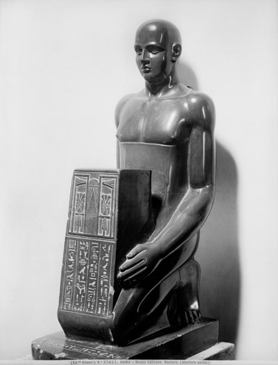Statua naofora di un uomo (basalto) da Egyptian