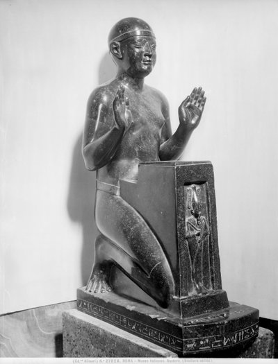 Statua naofora di un uomo (basalto) da Egyptian