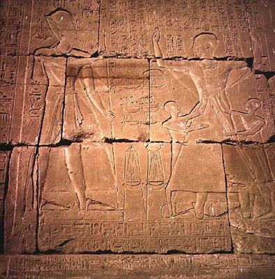 Rilievo che raffigura un faraone e la sua famiglia da Egyptian