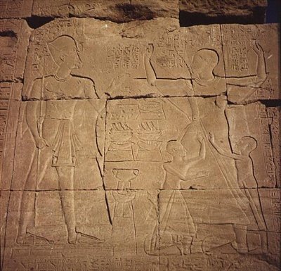 Rilievo che raffigura un faraone e la sua famiglia da Egyptian
