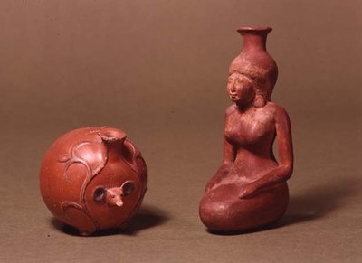 Vasi a forma di ragazza e riccio da Egyptian